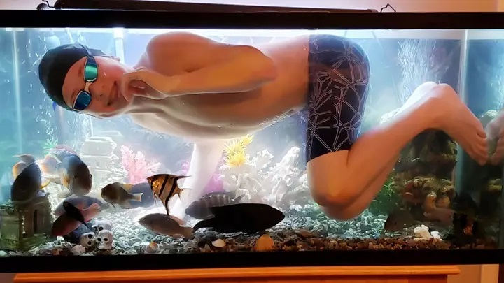Ради победы в конкурсе парень полез в аквариум: так он хотел показать, как скучает по тренировкам