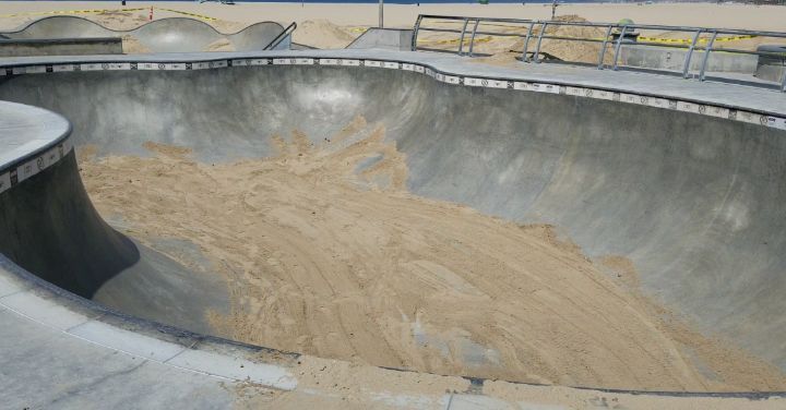 Калифорнийские власти сбросили 37 тонн песка на скейт-парк, потому что люди не соблюдали правила самоизоляции