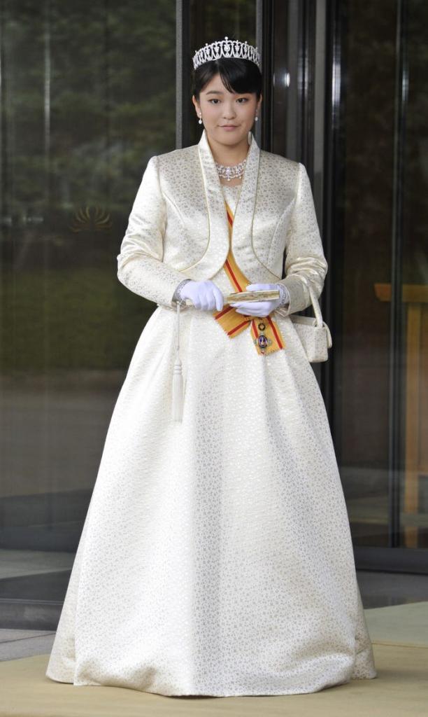 Король Нидерландов не носит корону, японские принцессы не могут выйти замуж за простолюдинов: особенности этикета разных монархий