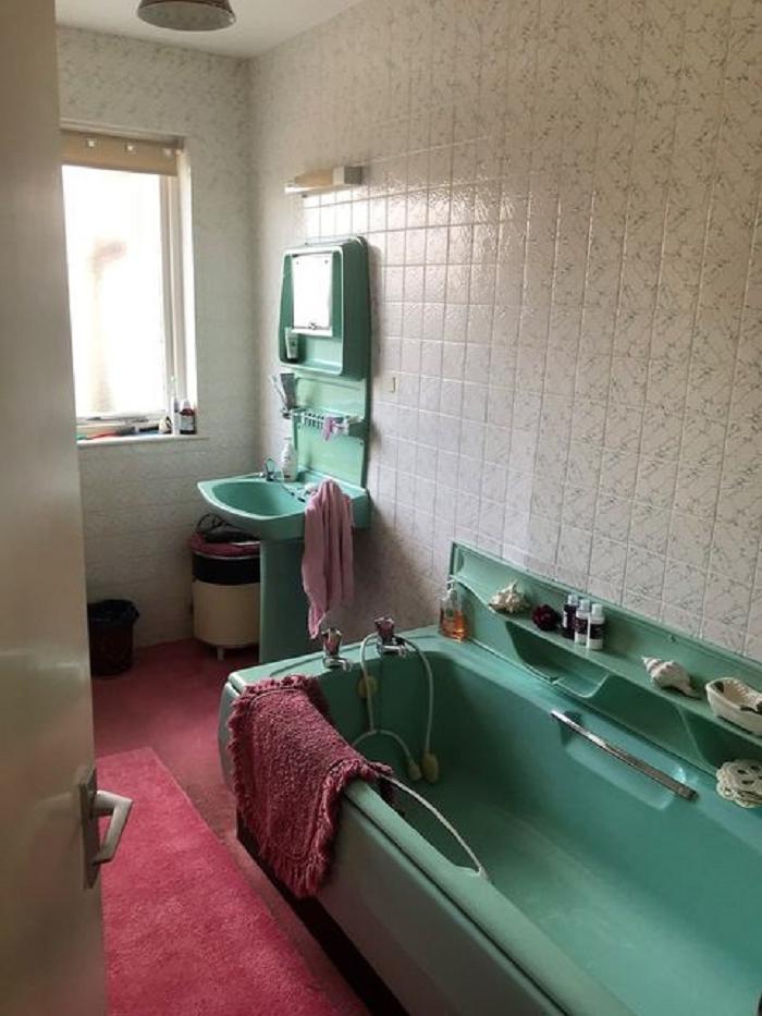 Ковер на полу и что то розовое: признаки того, что ваша ванная комната устарела и с ней нужно что то делать