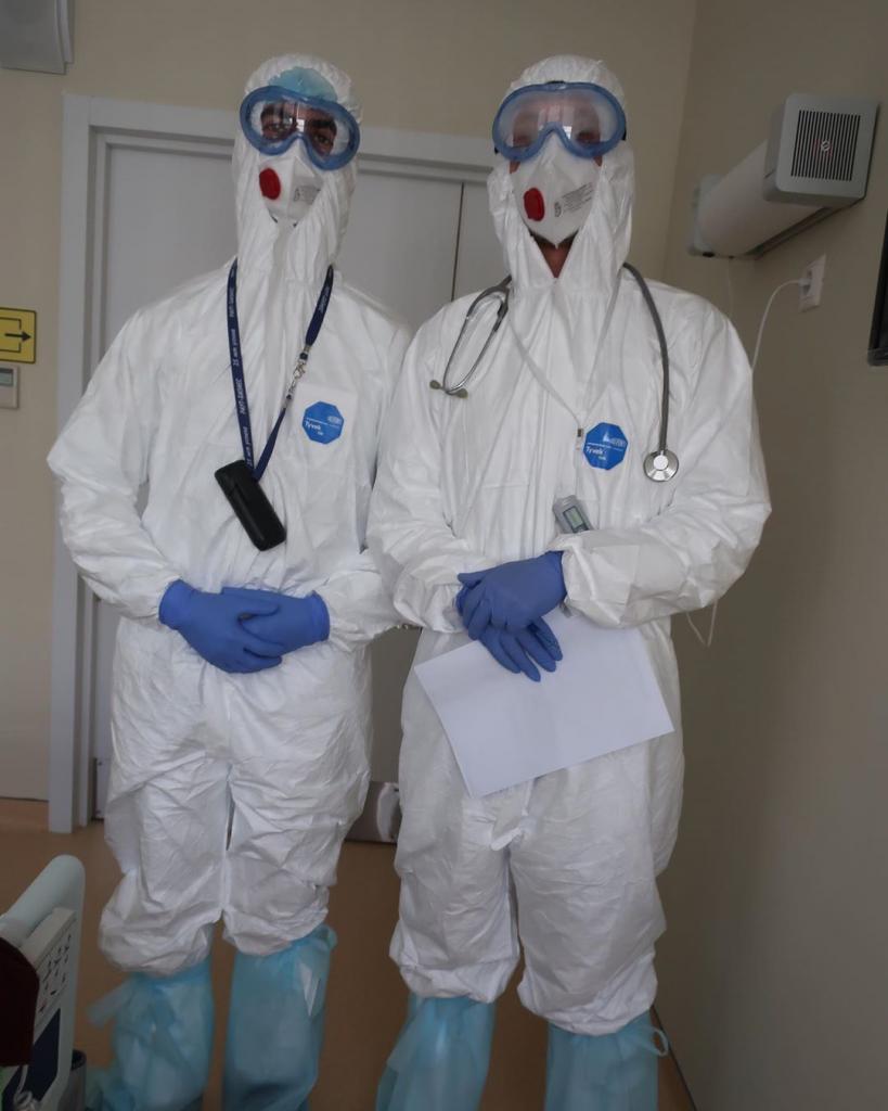 Врачи в защитных костюмах от коронавируса