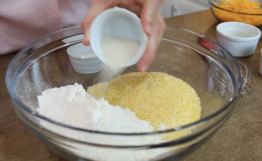 Кукурузный хлеб своими руками: как приготовить ароматное изделие с беконом и сыром на сковороде