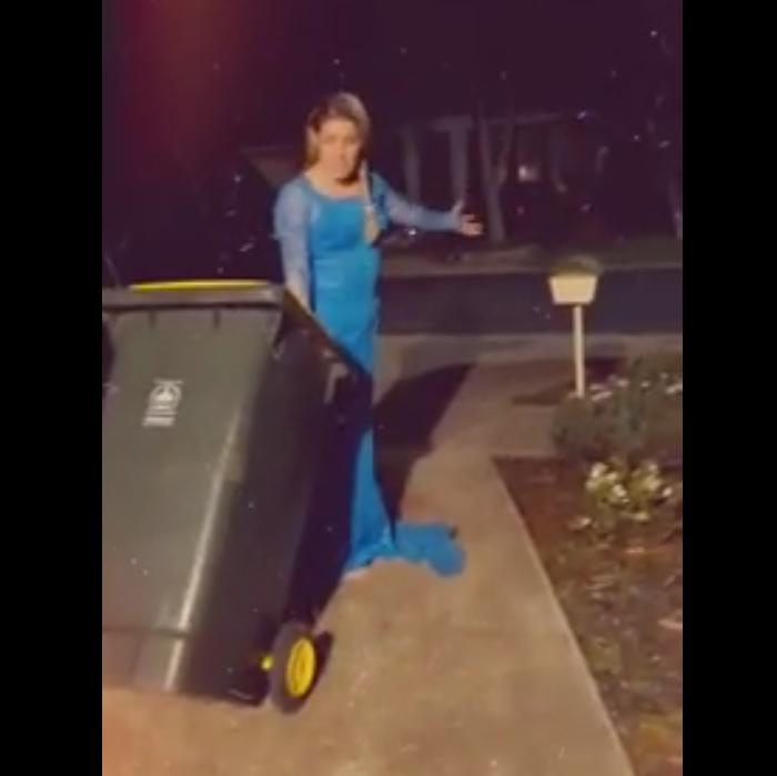 Люди наряжаются в вечерние платья и карнавальные костюмы, чтобы вынести мусор (фото)