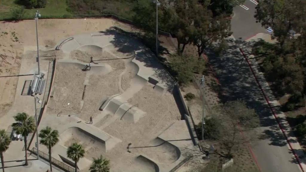 Калифорнийские власти сбросили 37 тонн песка на скейт-парк, потому что люди не соблюдали правила самоизоляции