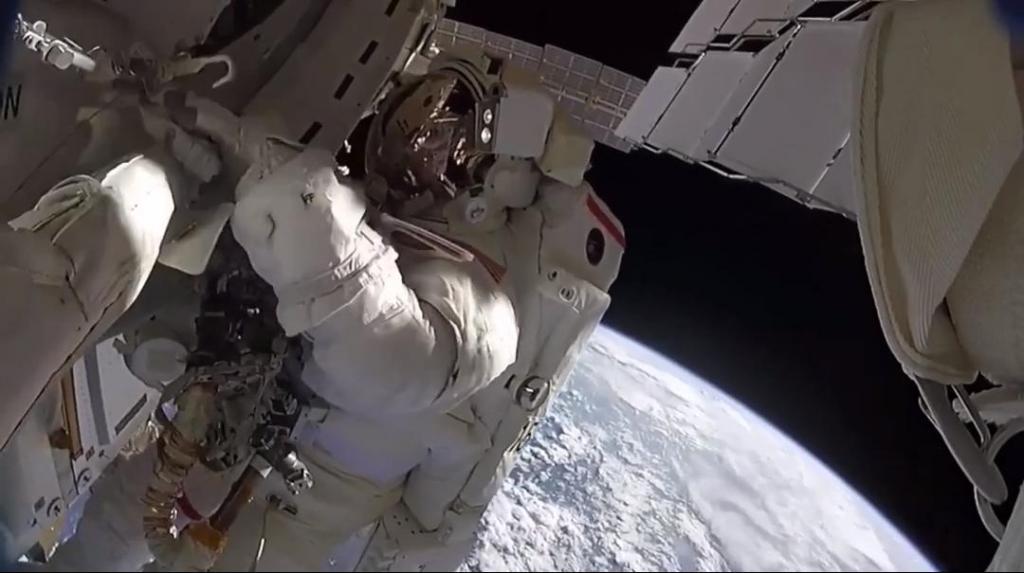 Астронавт включил камеру во время работы в космосе: завораживающие кадры Земли (видео)
