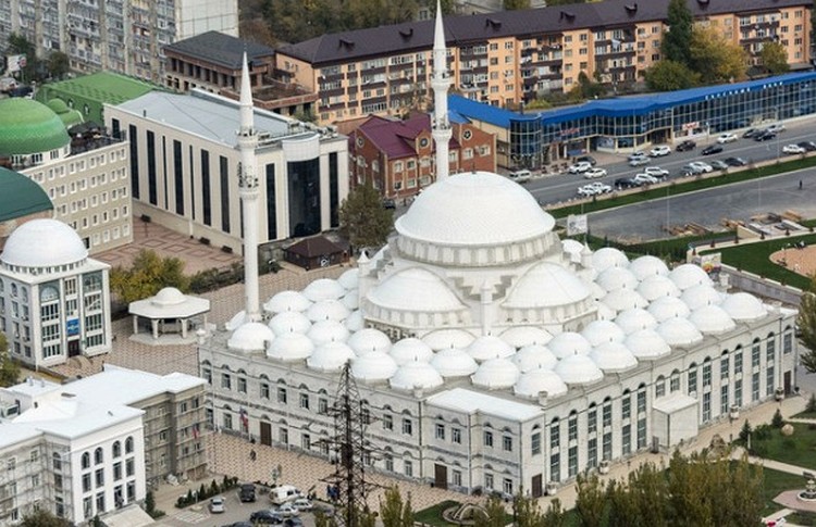 В Дагестане на молитву пришли тысячи верующих, хотя муфтий призывал их не посещать мечети