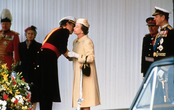 Король Нидерландов не носит корону, японские принцессы не могут выйти замуж за простолюдинов: особенности этикета разных монархий