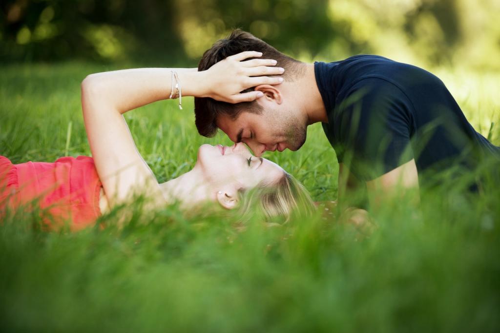 Друзья или что то большее: что значит, когда парень или девушка целует партнера в лоб?