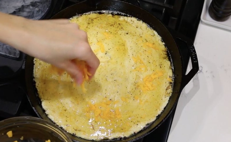 Кукурузный хлеб своими руками: как приготовить ароматное изделие с беконом и сыром на сковороде