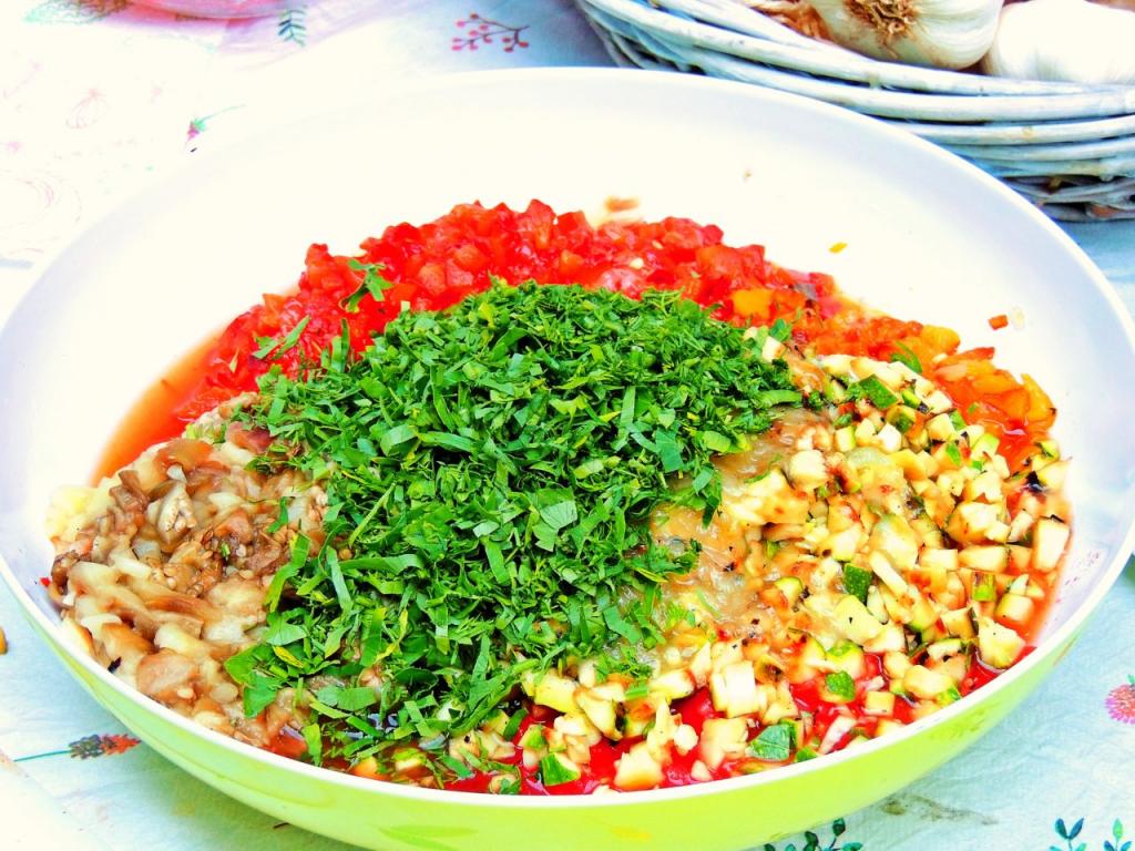 Очень вкусная и полезная овощная смесь: пошаговый рецепт икры из овощей с луком и чесноком, приготовленных на гриле