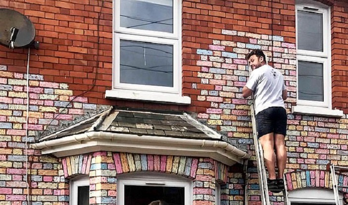 Чтобы поднять настроение себе и соседям, семья взяла мелки и покрасила свой дом: фото