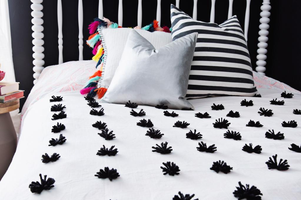 Текстильный декор своими руками: как украсить обычное одеяло помпонами из пряжи