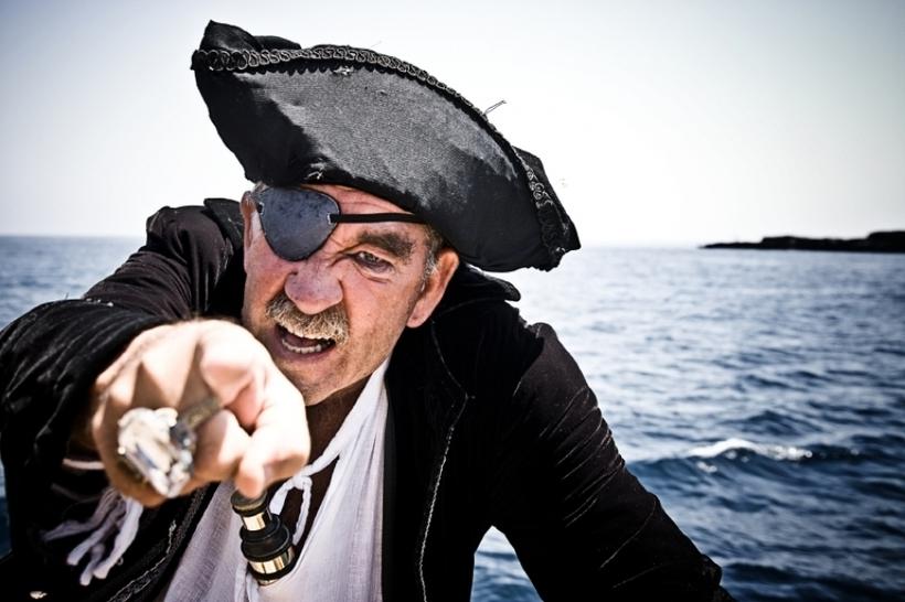 Черная повязка на глаз и серьга в ухе - главные атрибуты морских пиратов. Зачем их носили на самом деле