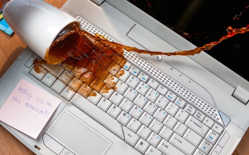 Что делать, если разлили кофе на ноутбук: отключите питание и переверните устройство