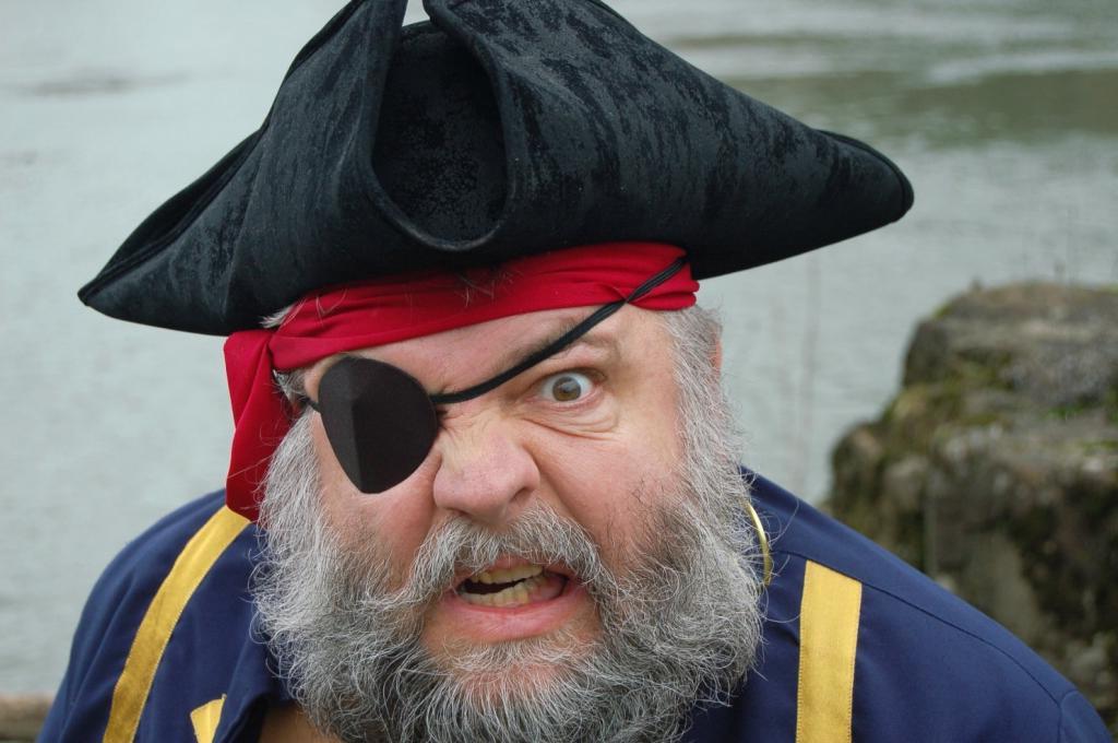 Черная повязка на глаз и серьга в ухе - главные атрибуты морских пиратов. Зачем их носили на самом деле