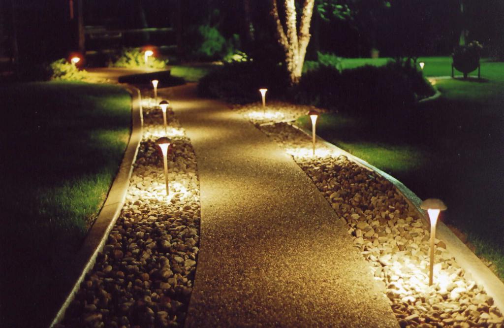 Эффектный сад в любое время суток: фонари и другие предметы освещения, придающие характер растениям на участке
