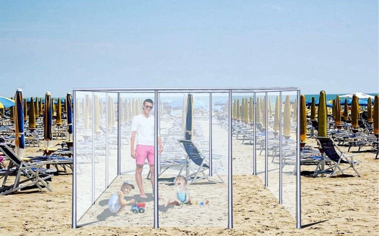 Чтобы спасти купальный сезон, итальянцы предложили поставить на пляжах индивидуальные домики-кабинки из плексигласа