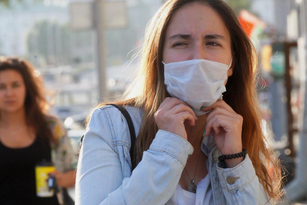 В МЧС России объяснили, почему ношение медицинских масок на улице бесполезно