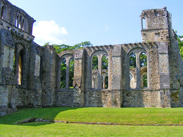 Круглые руины на землях аббатства. Netley Abbey Саутгемптон. Аббатство Клер руины. Тюдоровский дом Саутгемптон. Аббатство Монглан.