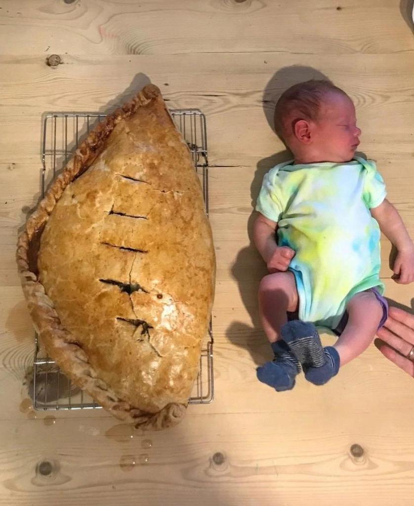 На рождение сына отец испек пирог такого же веса и роста, как ребенок: на приготовление ушло два с половиной часа