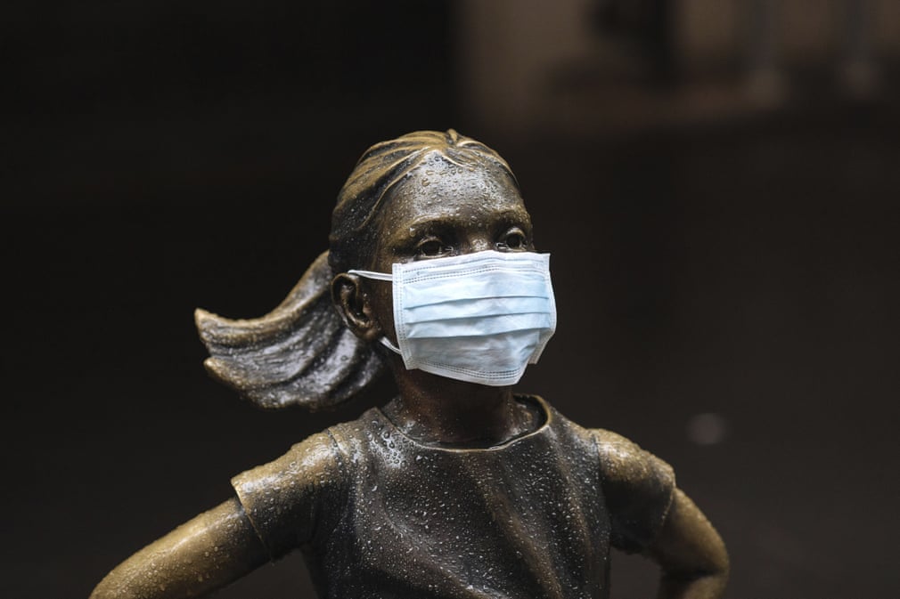 Про них тоже никто не забыл: статуи в медицинских масках по всему миру (фото)