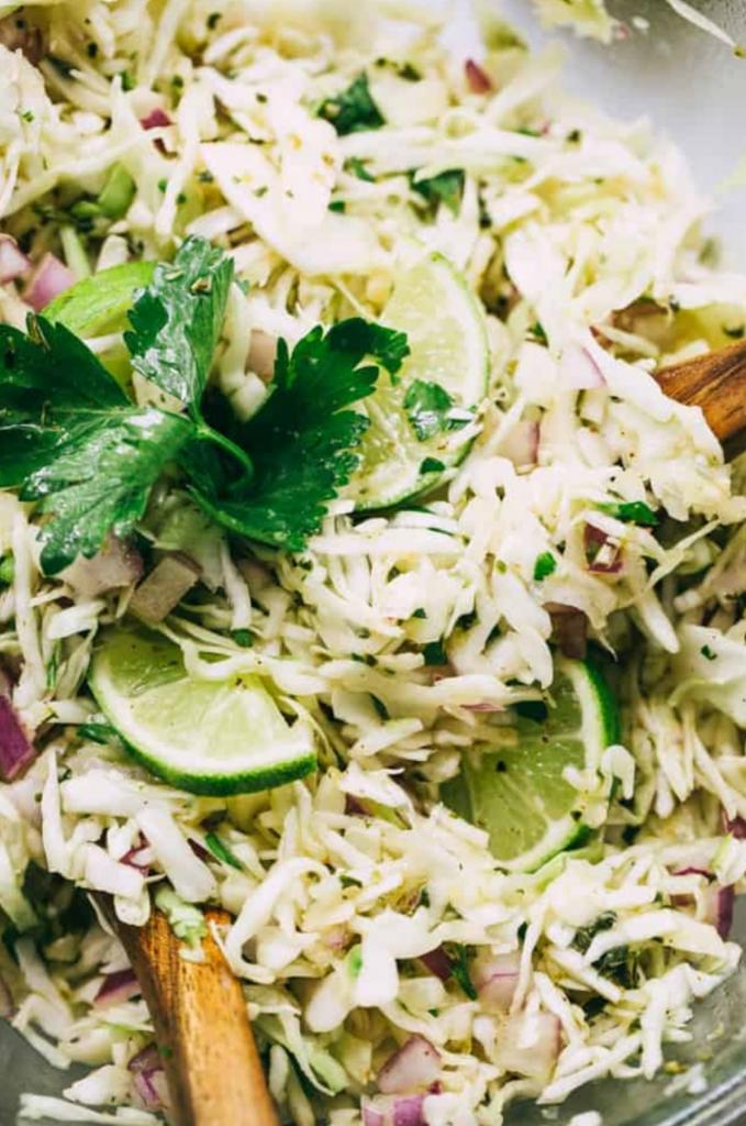 Простой салат из капусты может стать блюдом ресторанного уровня. Секрет в соусе из апельсинового сока и кинзы