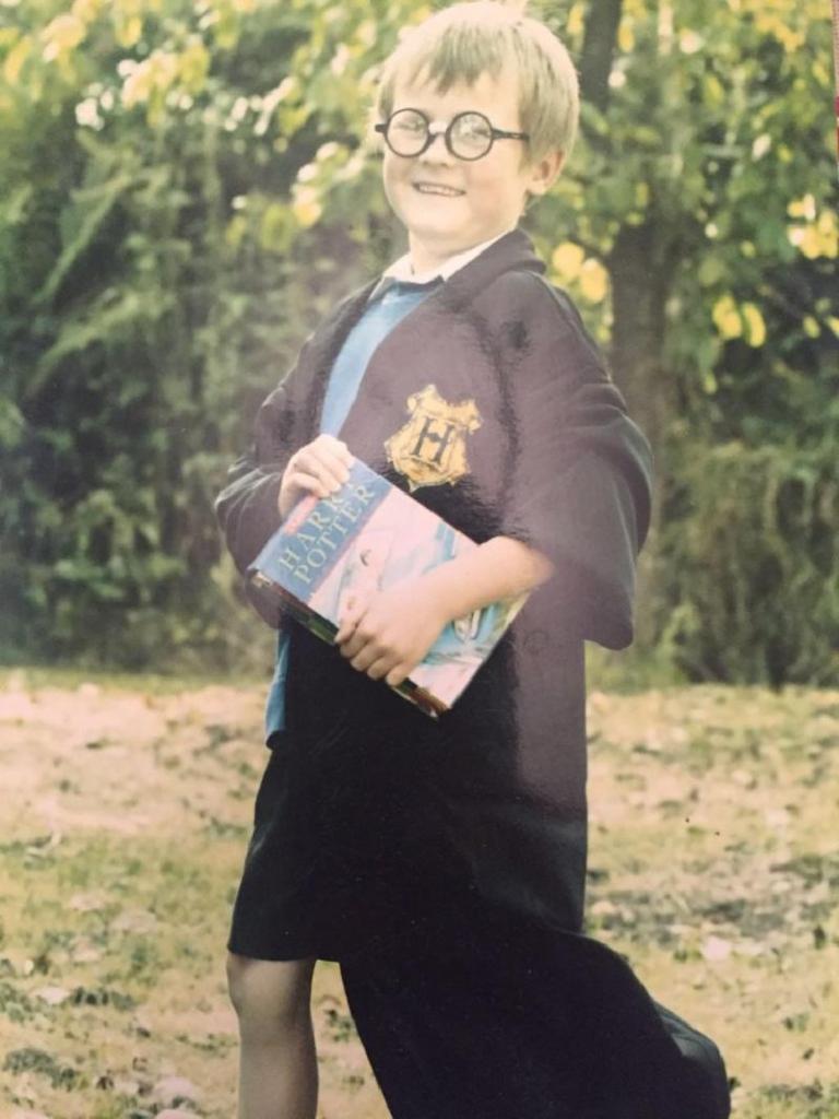 Ему исполнилось 3 года, когда вышли знаменитые книги Джоан Роулинг. Настоящий Гарри Поттер из Великобритании