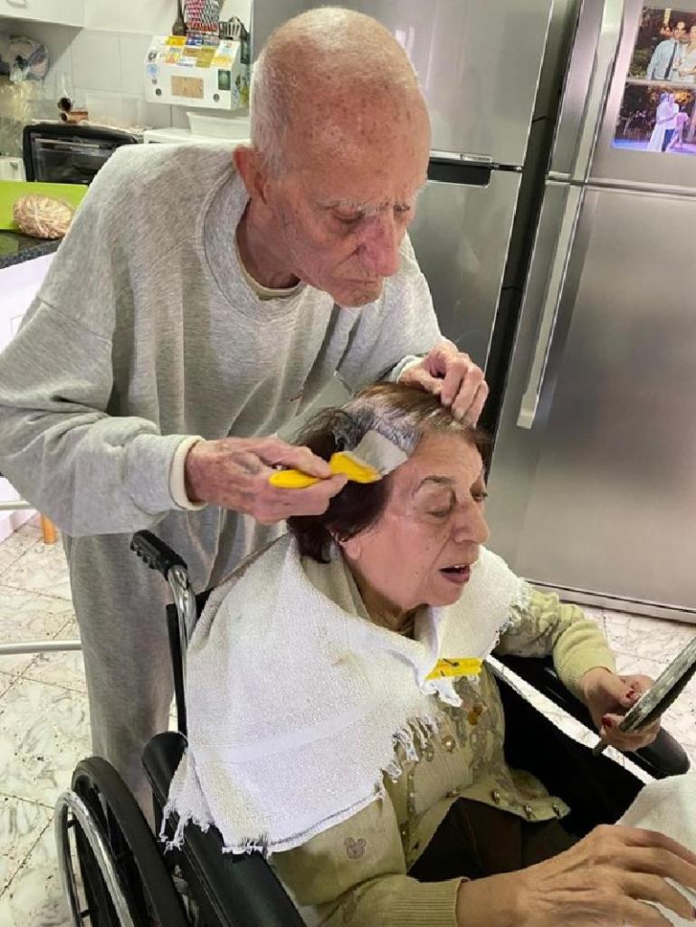 92 летний мужчина помогает своей жене покрасить волосы, пока не работают салоны красоты