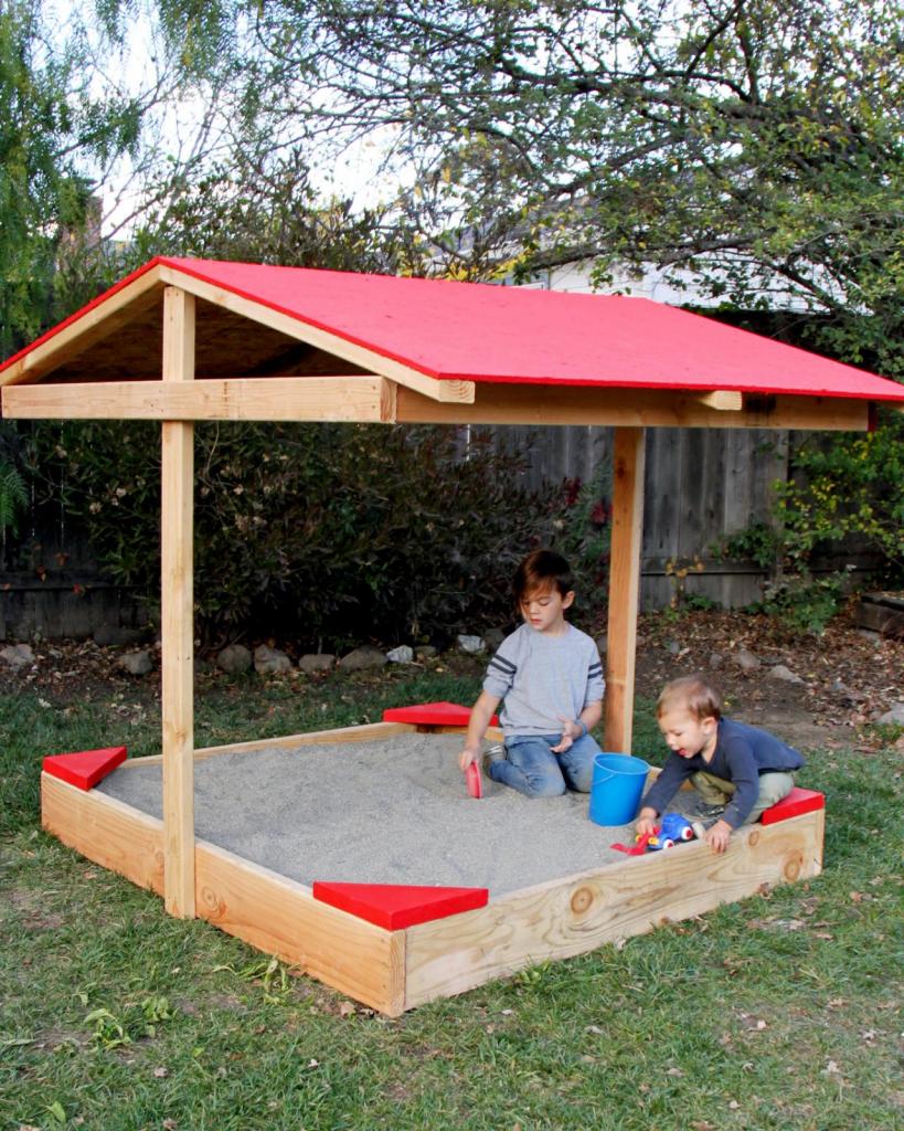 Для игр во дворе муж построил детям крытую песочницу: ее достаточно просто сделать своими руками