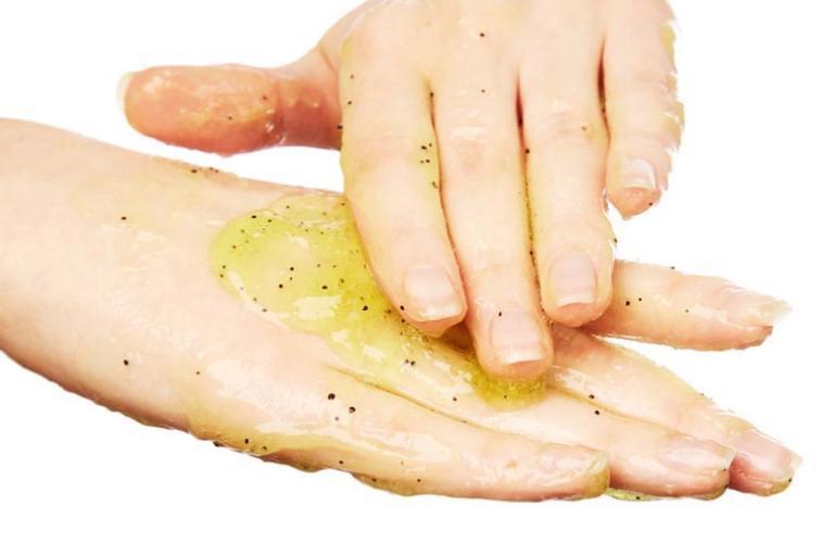 Поможет мелкозернистый пилинг: как спасти кожу рук от сухости после дезинфекций во время карантина