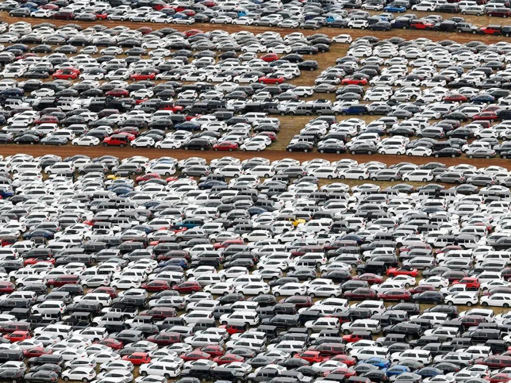 Тысячи машин, которые арендовали туристы, теперь рядами стоят в полях. Туристический сектор полностью парализован (фото)