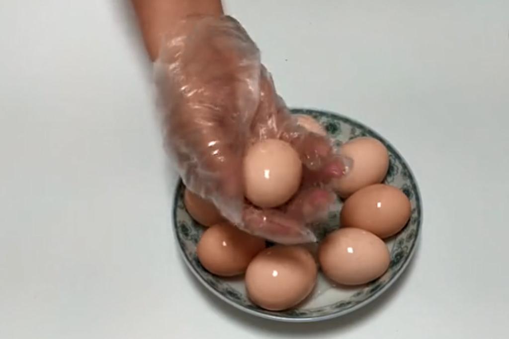 Бабушка рассказала, для чего смазывает яйца растительным маслом: кухонный лайфхак