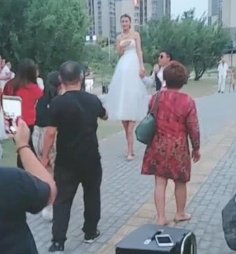 Высокая невеста и низкий жених. Высокая невеста видео. Платье выбрал жених. Муж не должен видеть платье невесты до свадьбы. Почему жениху нельзя видеть платье