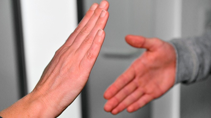Как вежливо избежать рукопожатия: не отказываться, а отклонить