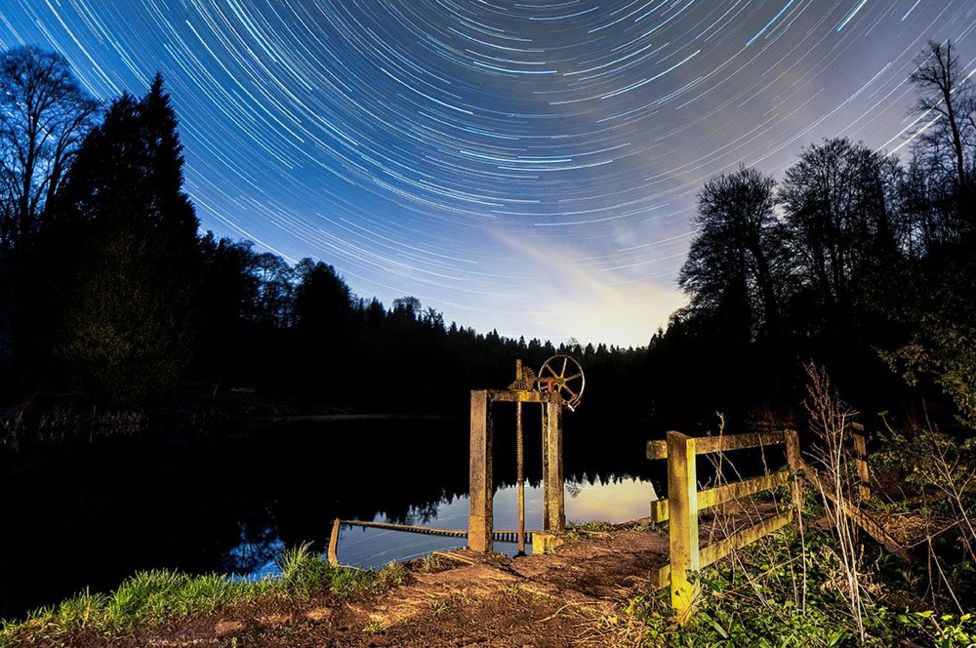 Вращение Земли позволяет фотографам делать классные снимки звезд и метеоров: подборка фото