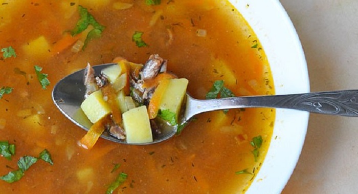 Из кильки в томате умею готовить суп. Лучше всего получается в мультиварке (рецепт)