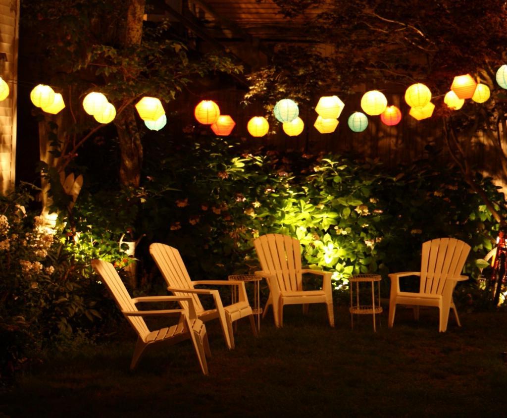 Эффектный сад в любое время суток: фонари и другие предметы освещения, придающие характер растениям на участке