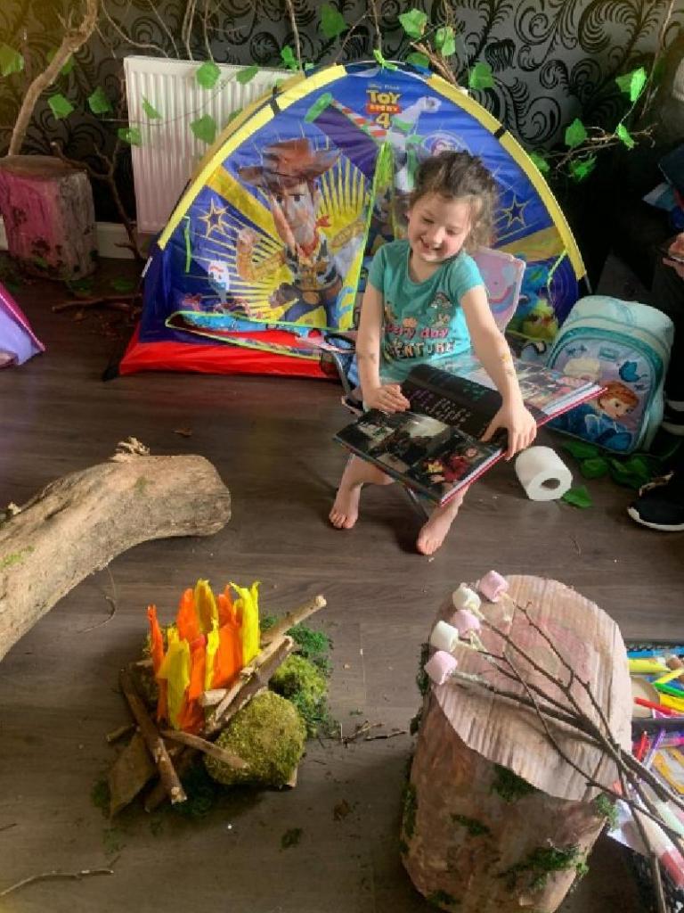 Творческая мама сделала своей 6-летней дочери сюрприз на день рождения: кемпинг в квартире