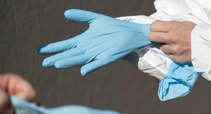 Врач заявил, что перчатки не защищают от коронавируса, но их все же следует носить