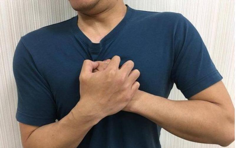 Чихнув более 20 раз подряд, мужчина из Китая почувствовал дискомфорт в груди. Предполагая, что у него COVID 19, отправился в больницу