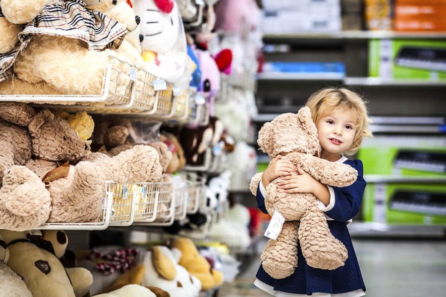 Когда ребенок говорит  купи , не стоит ему отвечать, что нет денег: мнение психологов