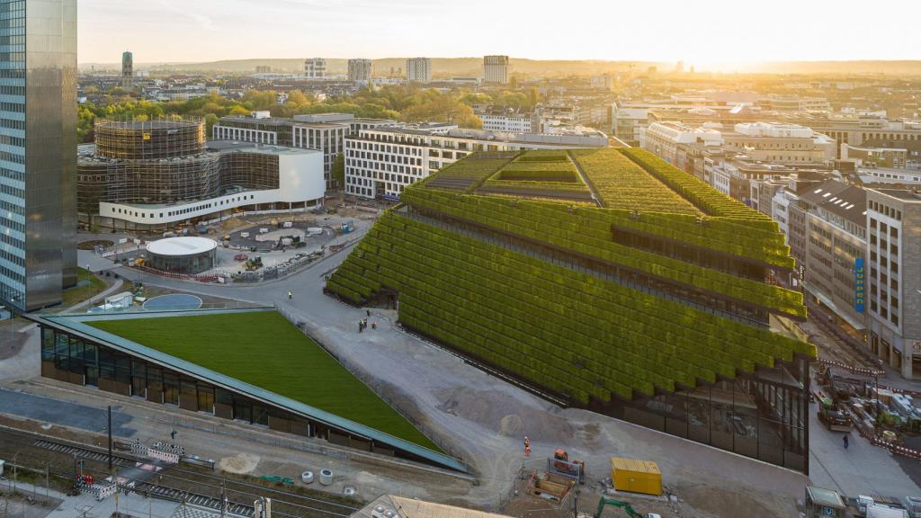 Зеленый наряд: здание в Дюссельдорфе обернули пятью милями живой изгороди