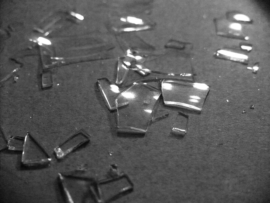 Разбитые банки. Разбитые куски стекла. Стекло разбитое осколки. Кусок стекла. Стекло разбитое кусочки.