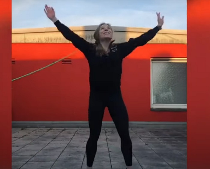 Радость в прыжках: женщина показывает невероятные трюки со скакалкой (видео)