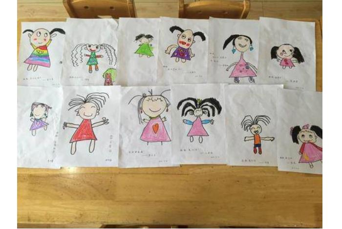 На уроке рисования в детском саду одна из девочек изобразила маму, играющую в карты