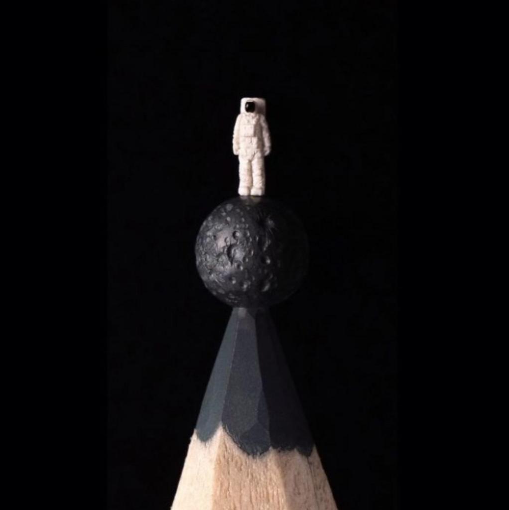 С точностью до миллиметра: российский скульптор Салават Фидаи вырезает фигурки на кончике карандаша (новые фото работ)