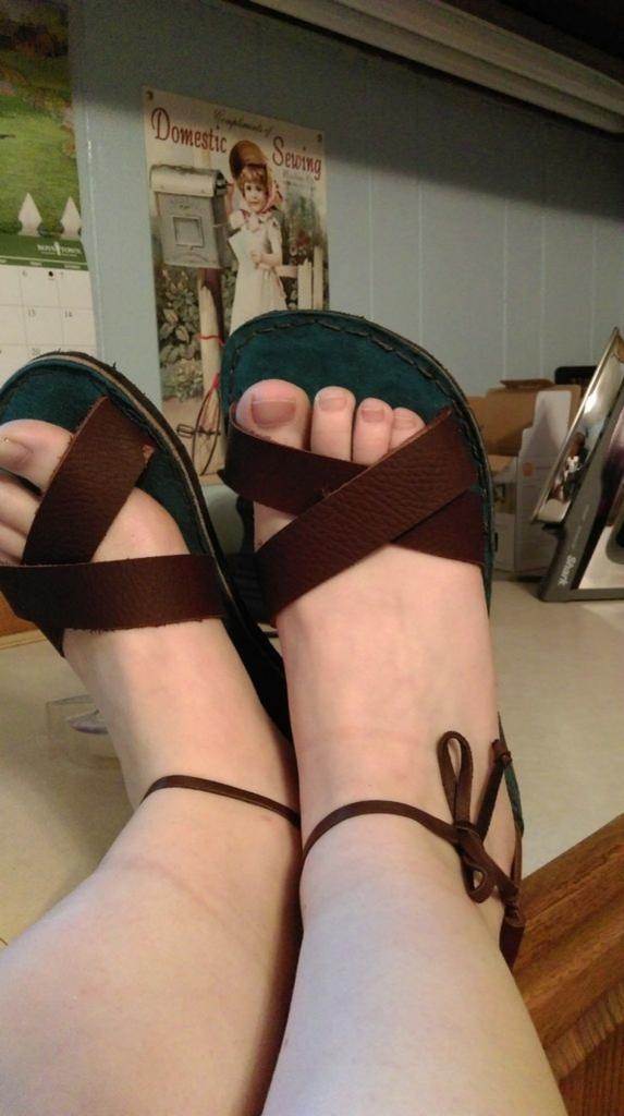 Сделала сама кожаные летние сандалии: получились очень удобными и красивыми