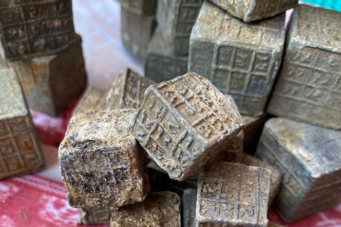 Тайна 60 металлических кубиков с мистическими надписями, выловленных из реки с помощью магнита