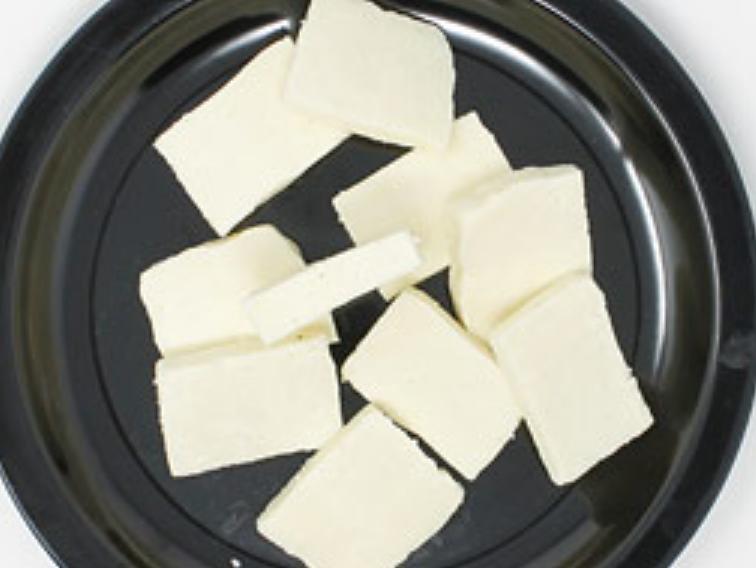 Для фанатов индийской кухни: рецепт популярной закуски из сыра в хрустящем фритюре