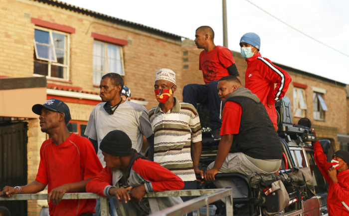 Феномен пандемии: две непримиримые банды объединились для доставки продуктов в бедные кварталы Кейптауна